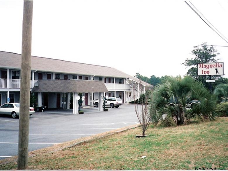 Magnolia Inn: Elegant Riverside Retreat in Midlands