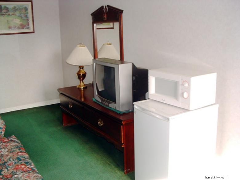 Magnolia Inn: Elegant Riverside Retreat in Midlands