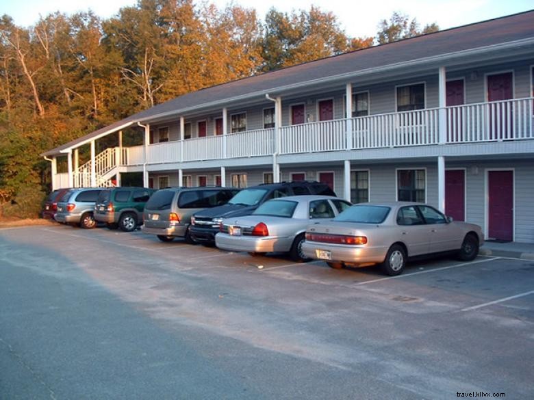 Magnolia Inn: Elegant Riverside Retreat in Midlands