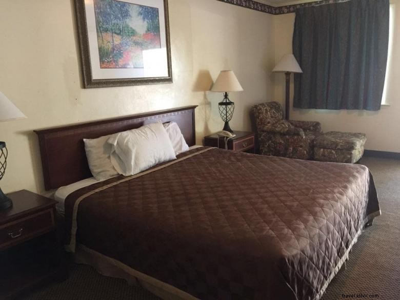 Deluxe Inn Statesboro – Comfortable 30-Room Motel with Free Wi-Fi, Cable, and Proximity to Georgia Southern University