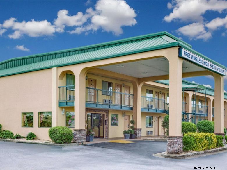 Stay Comfortably at Days Inn by Wyndham Macon – Convenient I-475 Access