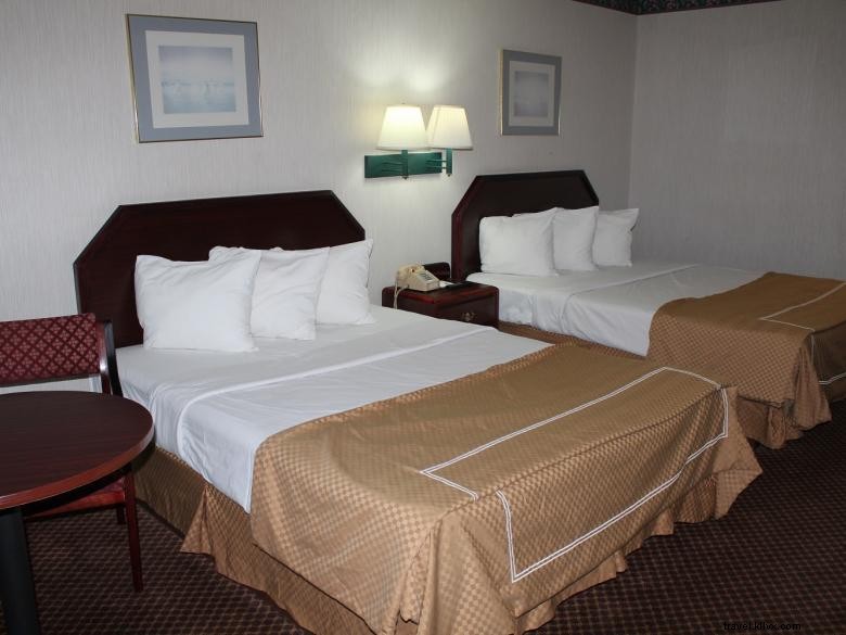 Stay Comfortably at Days Inn by Wyndham Macon – Convenient I-475 Access