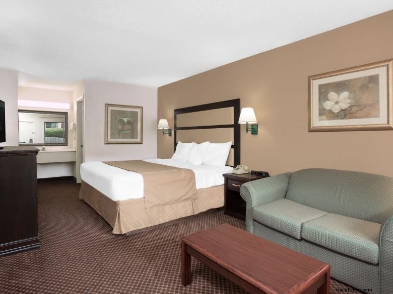 Stay Comfortably at Days Inn by Wyndham Macon – Convenient I-475 Access