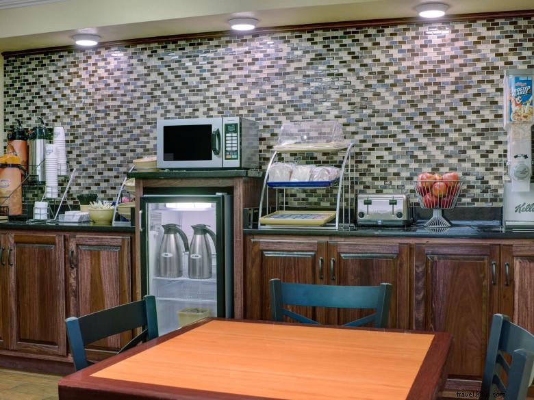 Stay Comfortably at Days Inn by Wyndham Macon – Convenient I-475 Access