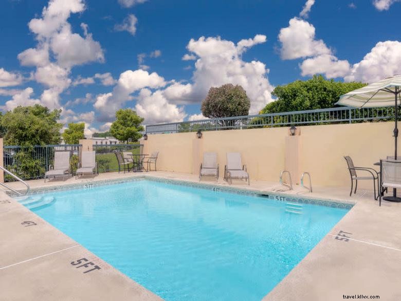 Stay Comfortably at Days Inn by Wyndham Macon – Convenient I-475 Access