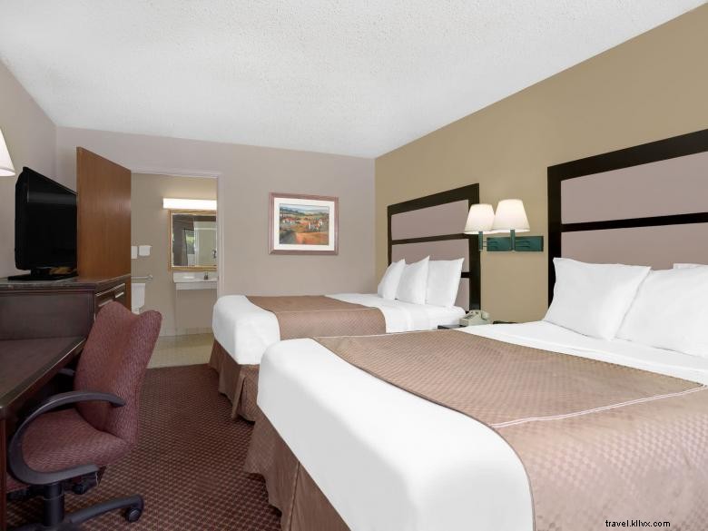 Stay Comfortably at Days Inn by Wyndham Macon – Convenient I-475 Access