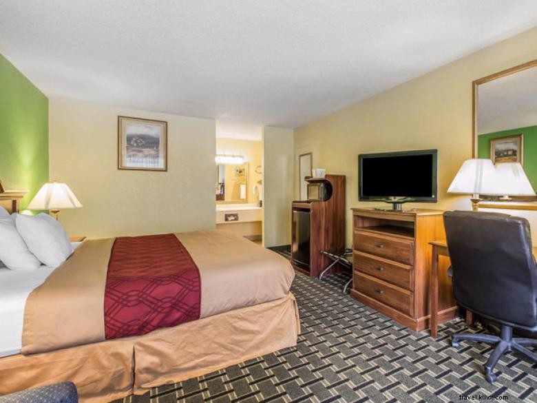 Econo Lodge – Douglas | Affordable Comfort & Modern Amenities
