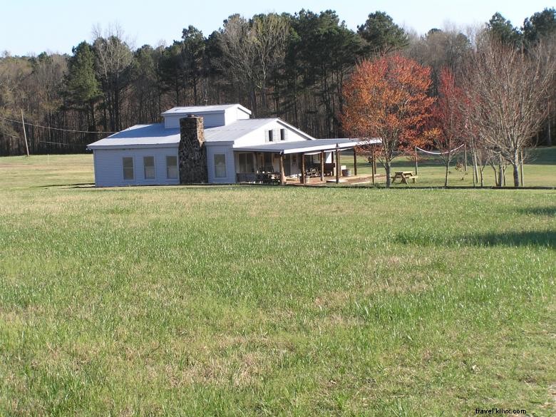 J & J Bunkhouse: Historic Lodge with Golf, BBQ & Scenic Views