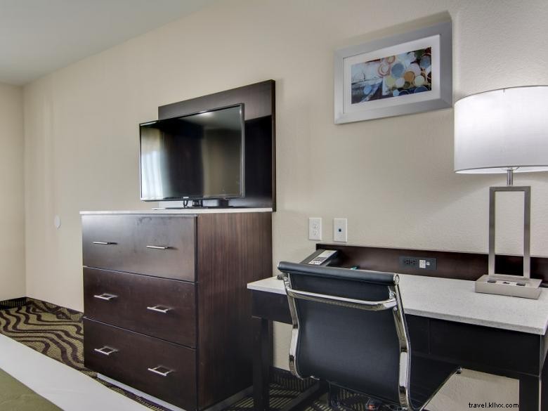 Quality Inn & Suites – Premium Stay Near Athens University