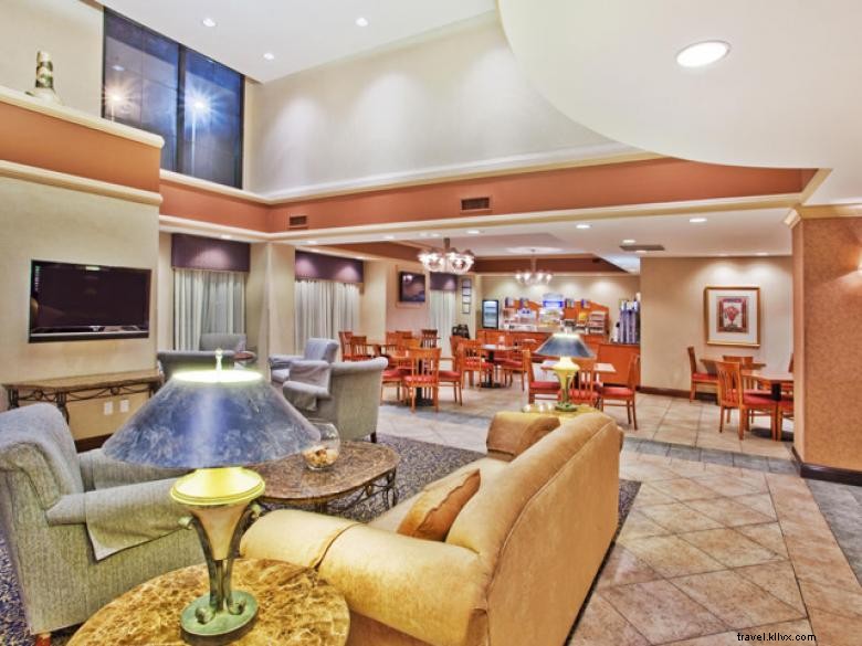 Holiday Inn Express & Suites – Modern Comfort Near Atlanta’s North Perimeter Mall