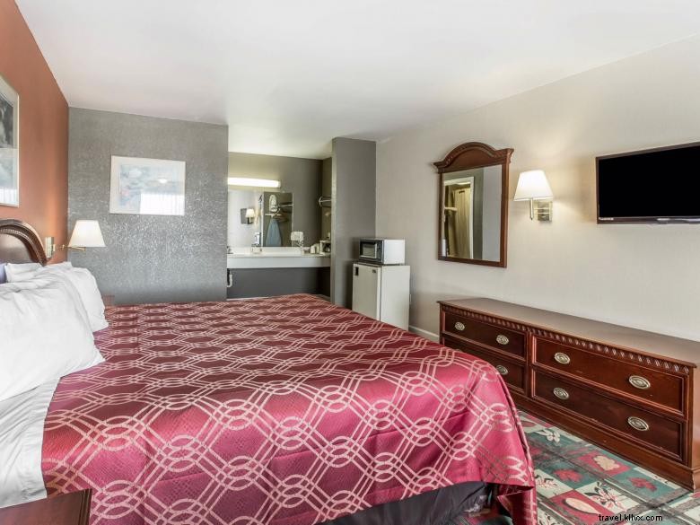 Econo Lodge Thomaston: Comfortable Budget Stays Near Historic Downtown