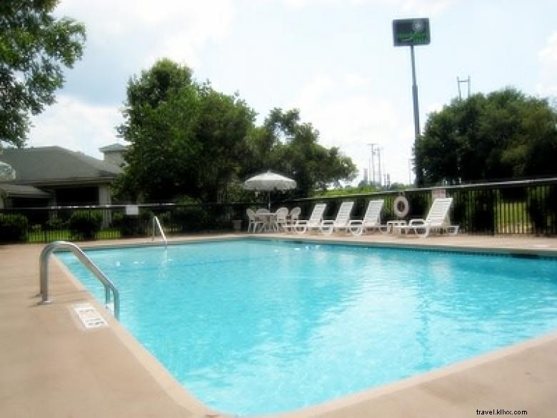 Red Roof Inn & Suites Athens – Comfortable Stay Near Commerce Area