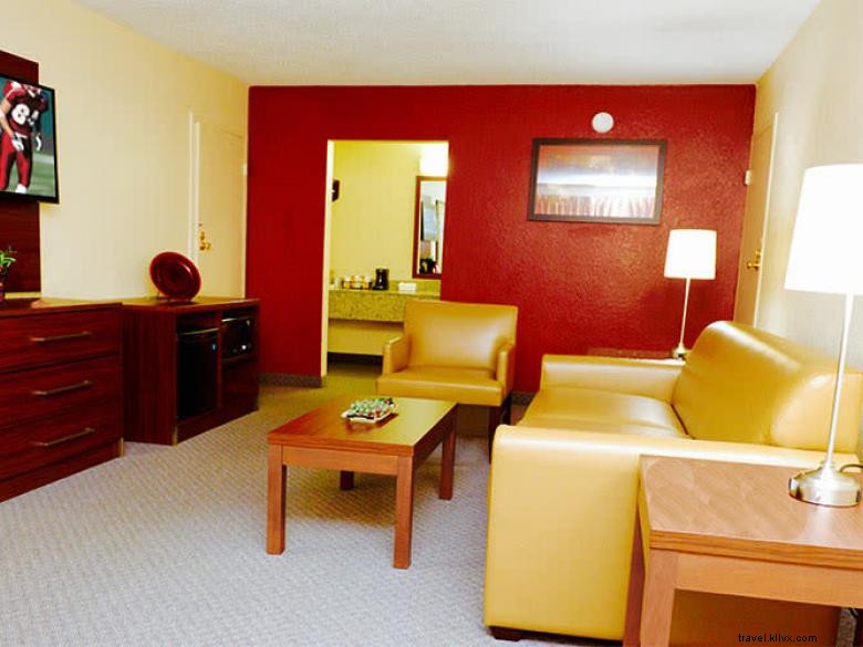Red Roof Inn & Suites Athens – Comfortable Stay Near Commerce Area