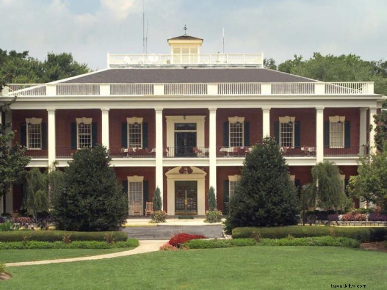 Stone Mountain Inn – Charming Retreat with Outdoor Pool