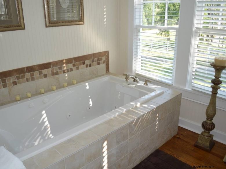 Discover Holloway Cottages: Charming Retreats in Indian Springs