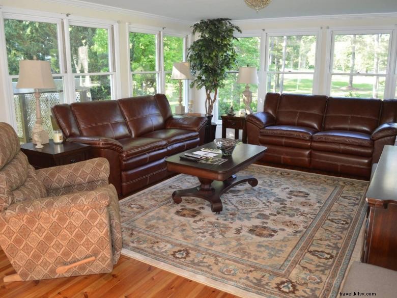 Discover Holloway Cottages: Charming Retreats in Indian Springs