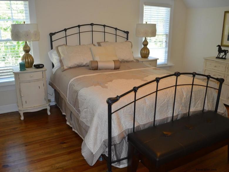 Discover Holloway Cottages: Charming Retreats in Indian Springs