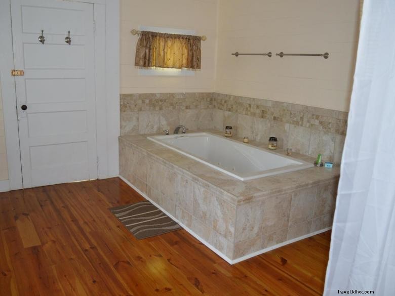 Discover Holloway Cottages: Charming Retreats in Indian Springs