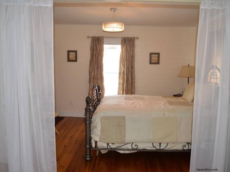 Discover Holloway Cottages: Charming Retreats in Indian Springs