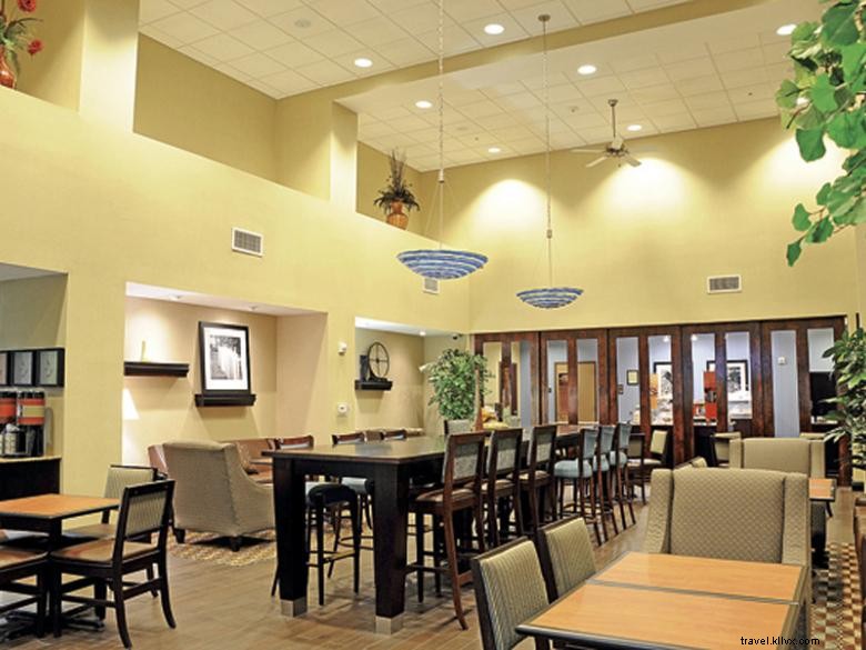 Stay at Hampton Inn & Suites Flowery Branch – Free WiFi, Breakfast & Comfort