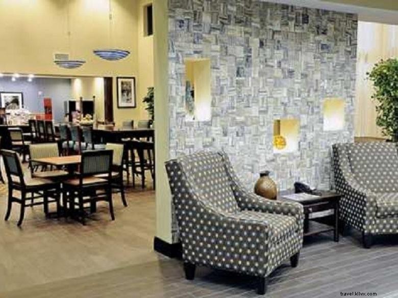 Stay at Hampton Inn & Suites Flowery Branch – Free WiFi, Breakfast & Comfort