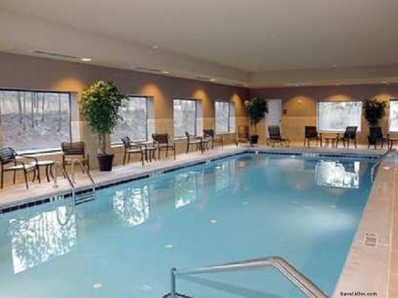 Stay at Hampton Inn & Suites Flowery Branch – Free WiFi, Breakfast & Comfort