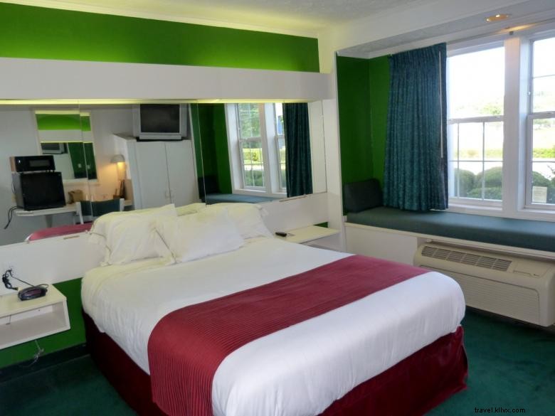 Holiday Lodge Greensboro – Premium Comfort & Relaxation