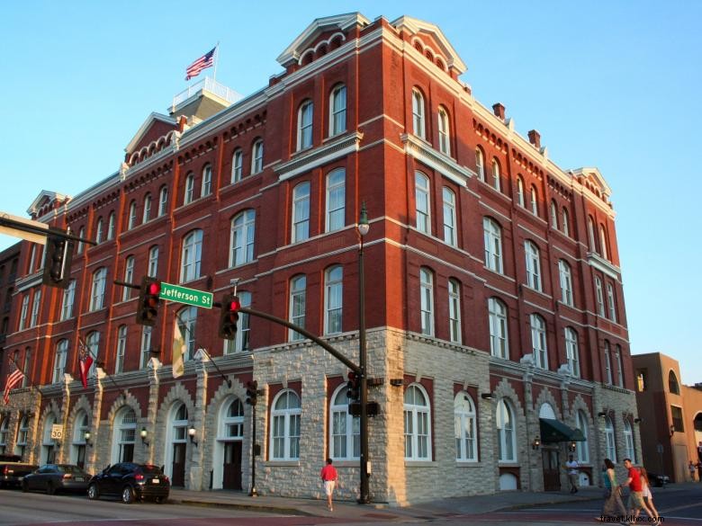 Hotel Indigo Savannah – Elegant Stay in Historic District