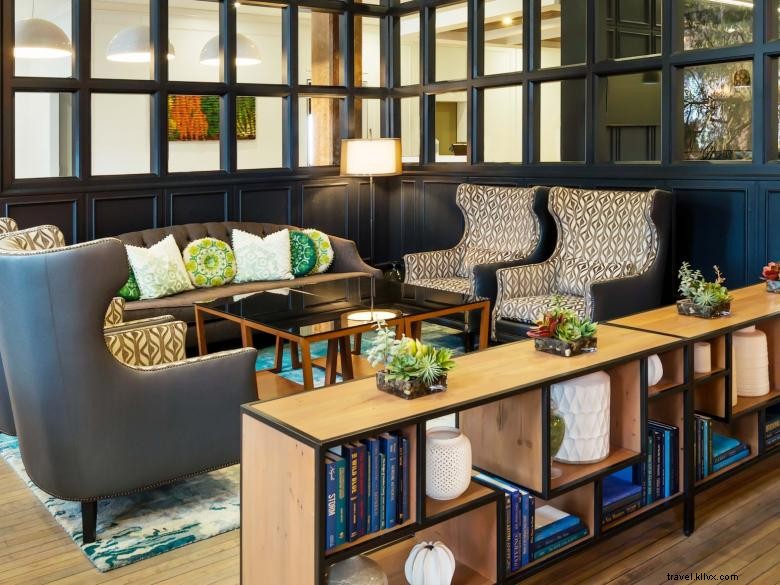 Hotel Indigo Savannah – Elegant Stay in Historic District