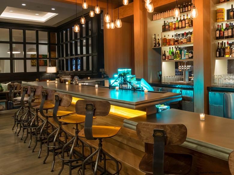 Hotel Indigo Savannah – Elegant Stay in Historic District