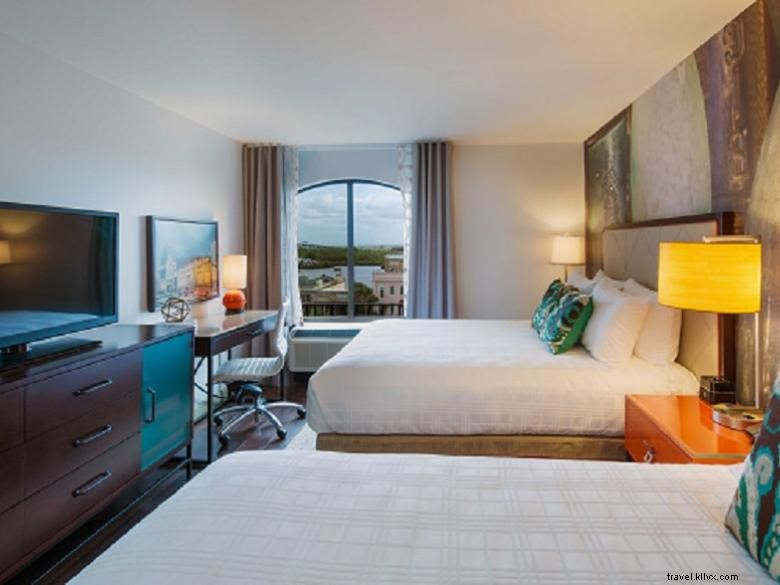 Hotel Indigo Savannah – Elegant Stay in Historic District