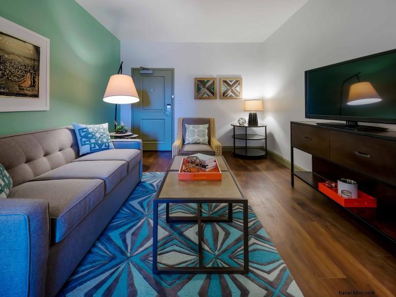 Hotel Indigo Savannah – Elegant Stay in Historic District