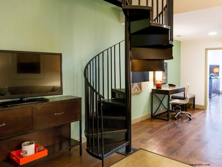 Hotel Indigo Savannah – Elegant Stay in Historic District