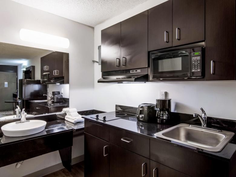 Comfortable Motel & Studio 6 in LaGrange – Your Home Away from Home