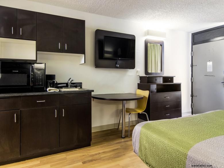 Comfortable Motel & Studio 6 in LaGrange – Your Home Away from Home
