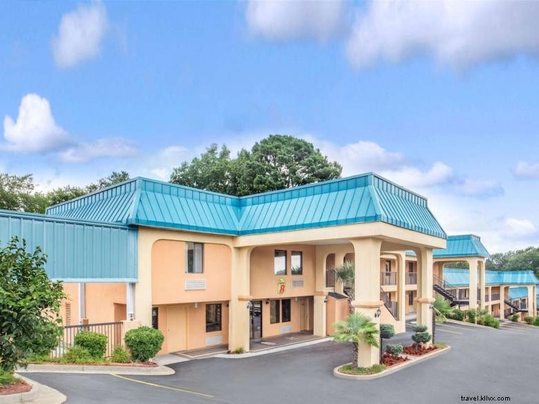 Super 8 by Wyndham Forest Park: Affordable Comfort & Convenient Location