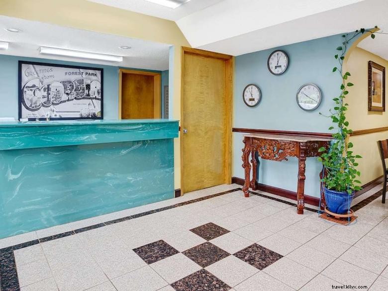 Super 8 by Wyndham Forest Park: Affordable Comfort & Convenient Location