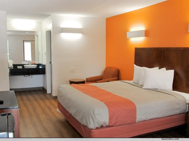 Motel 6 Savannah Midtown – Budget-Friendly Stay Near Historic District