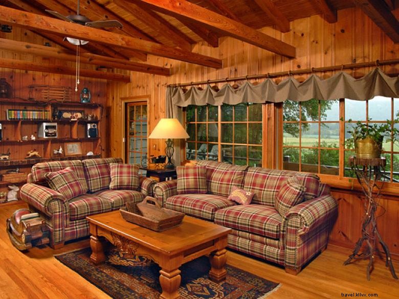 Cottontail Cottage: Charming Mountain Cabin Retreat in Northeast Georgia