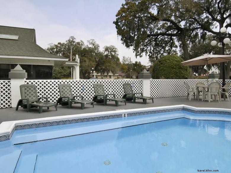 Days Inn by Wyndham Savannah – Premium Southside Hotel