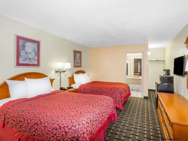Days Inn by Wyndham Savannah – Premium Southside Hotel