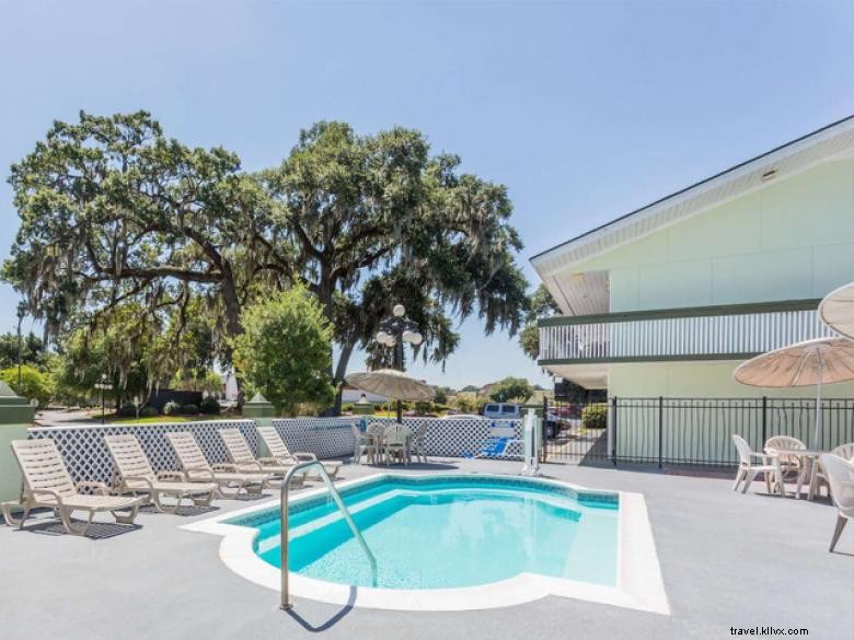 Days Inn by Wyndham Savannah – Premium Southside Hotel