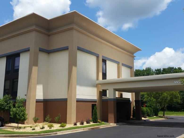 Hampton Inn Commerce – Modern Comfort in Northeast Georgia Mountains