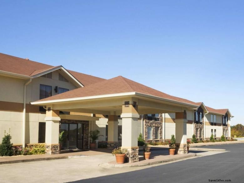 Days Inn & Suites by Wyndham Commerce – Pet‑Friendly Hotel with Pool, Near Tanger Outlets & ATL