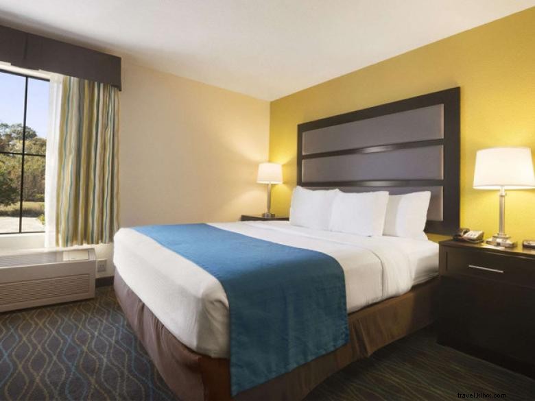 Days Inn & Suites by Wyndham Commerce – Pet‑Friendly Hotel with Pool, Near Tanger Outlets & ATL