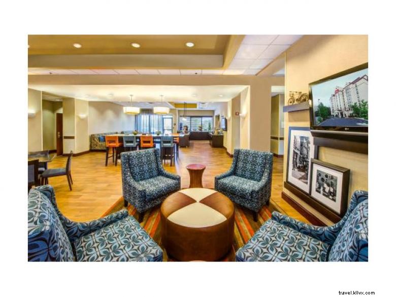 Hampton Inn & Suites Atlanta – Galleria: Modern Comfort in the Heart of the City