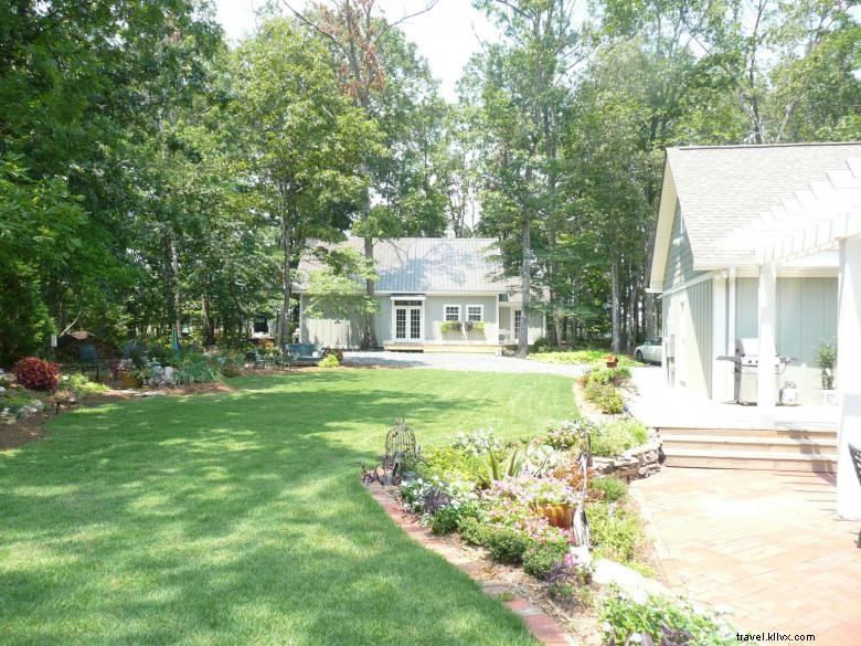 Sage Cottage: Elegant Home with Modern Kitchen & Scenic Deck