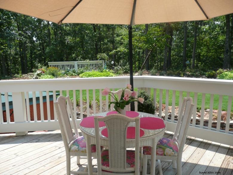 Sage Cottage: Elegant Home with Modern Kitchen & Scenic Deck