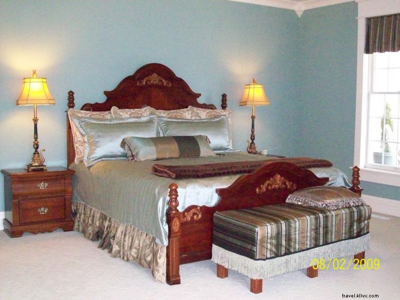 Sage Cottage: Elegant Home with Modern Kitchen & Scenic Deck