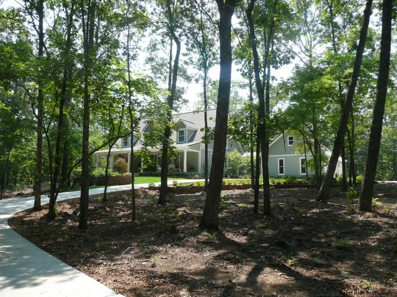 Sage Cottage: Elegant Home with Modern Kitchen & Scenic Deck